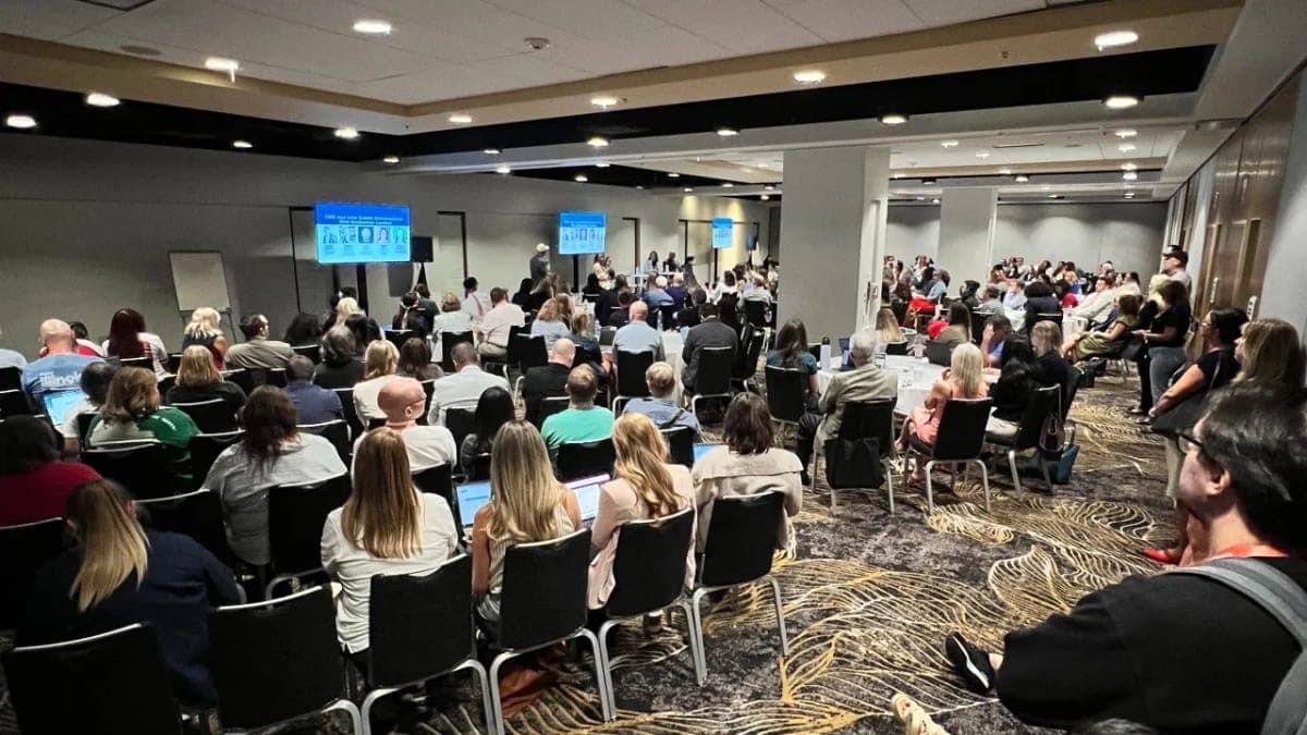 A full room at a destination marketing conference session